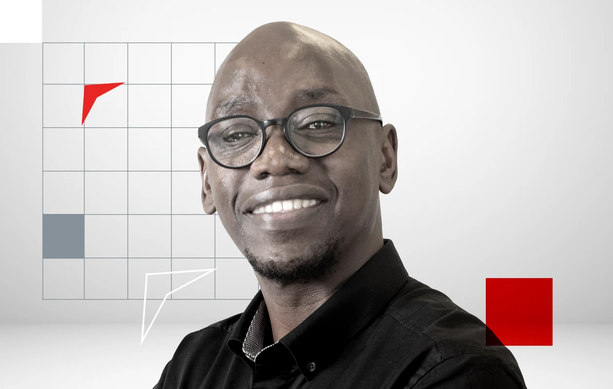 网格背景上戴眼镜的微笑男子