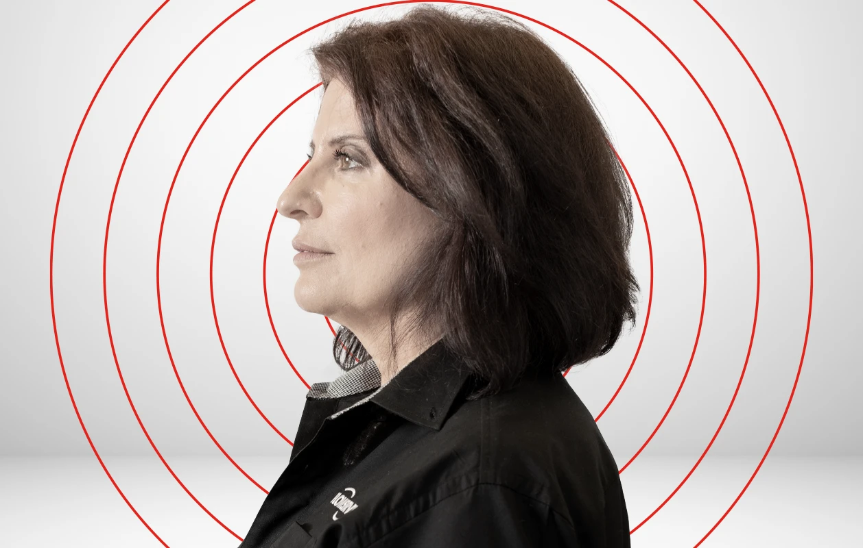 径向网格背景上满意的女人